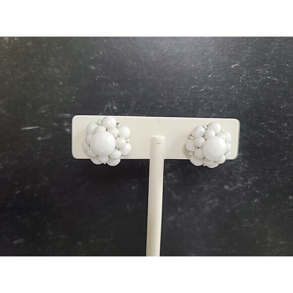 Western Germany White Floral Screwback Earrings Vintage - Picture 4 of 10